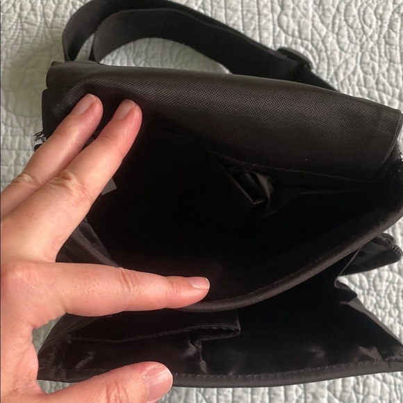 Travelon Black Crossbody Bag with Adjustable Strap and Minimalist Design - Picture 6 of 7